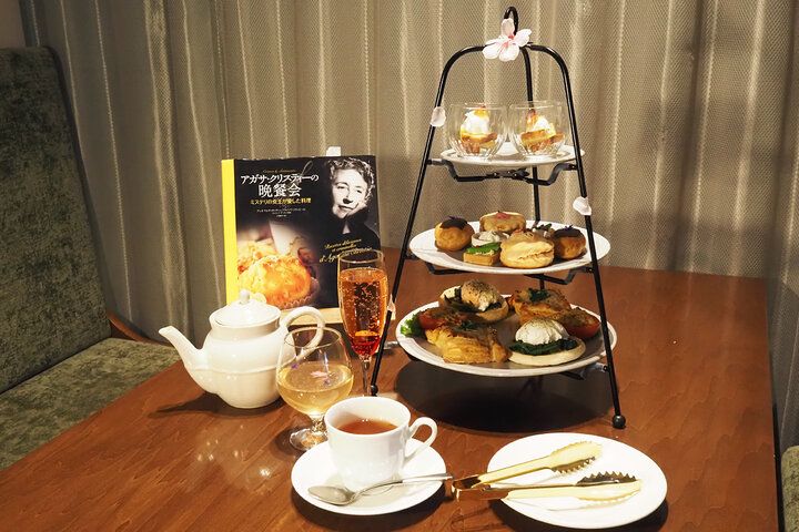 オリエント急行の客車のよう♪ アガサ・クリスティーの世界に浸れるブックカフェ／神田「サロンクリスティ」