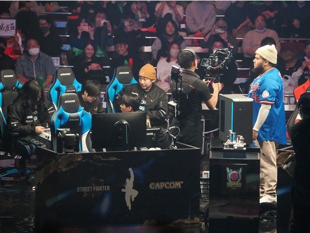 大将戦を前にRCの残る選手はウメハラ選手とときど選手。BDの大将MenaRD選手がRC陣営に近寄り、ウメハラ選手の出場を促した