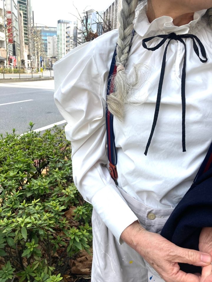 フリルブラウスの構築的なシルエット。見えないところもおしゃれを意識