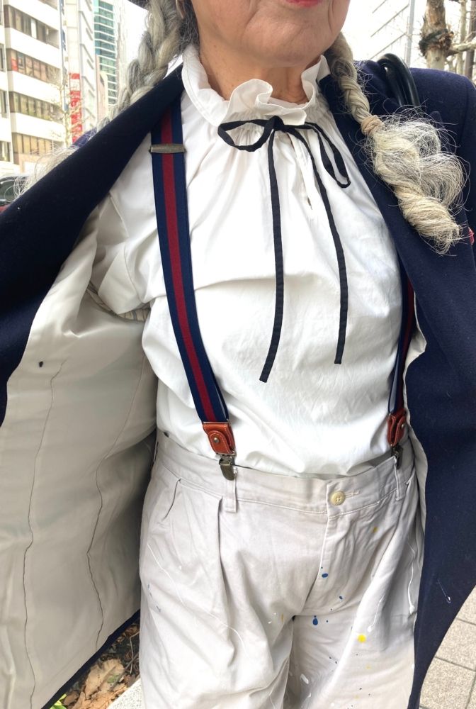 赤×ネイビーのサスペンダーでトラッドにアレンジ