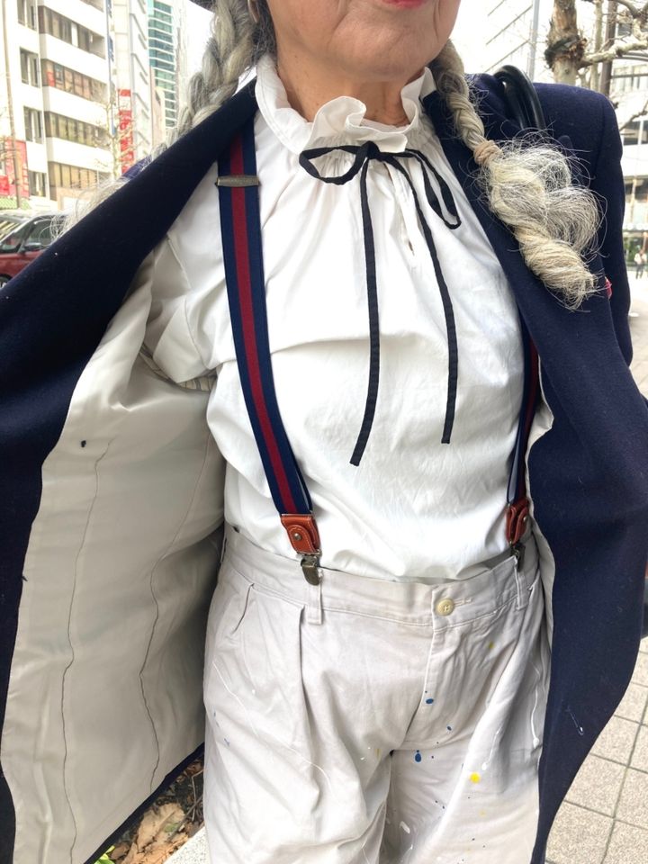 赤×ネイビーのサスペンダーでトラッドにアレンジ