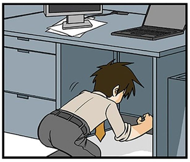 デスク下で （C）よしたに／KADOKAWA