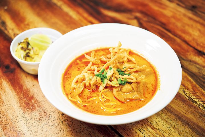 バンコク〈クイッティアオ・シップソーン・パンナー〉カレースープ