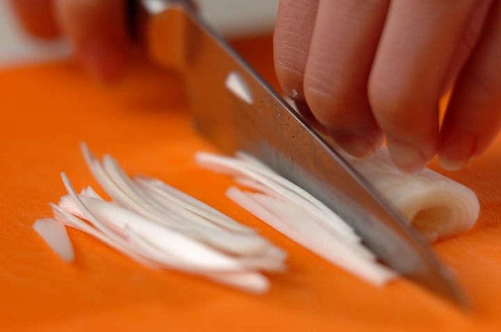 ネギとワカメのだし煮の下準備1