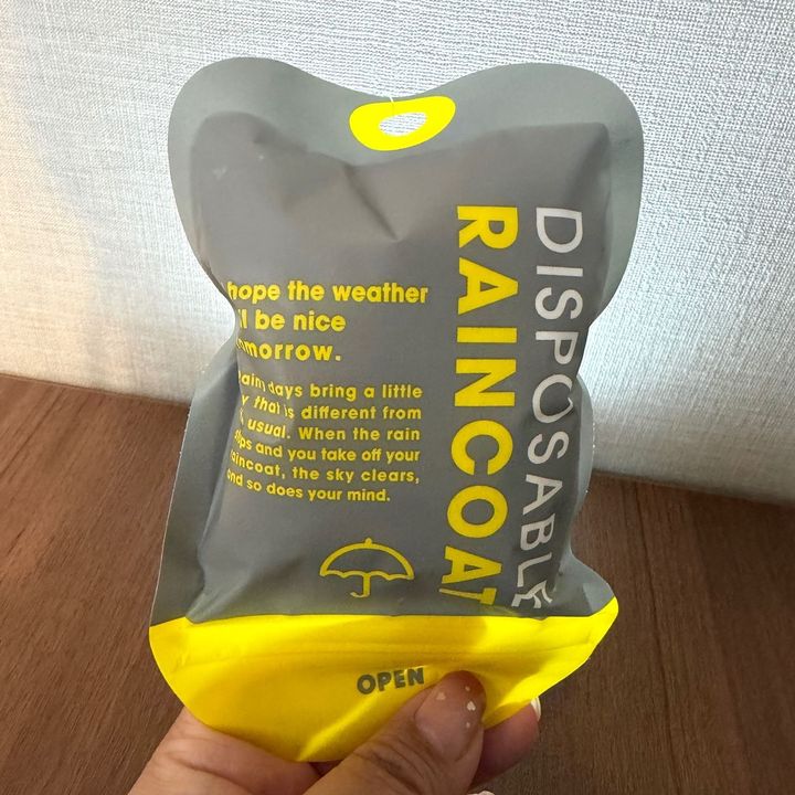 セリアめっちゃ可愛い！持ち運びに便利なレインコート着てみた