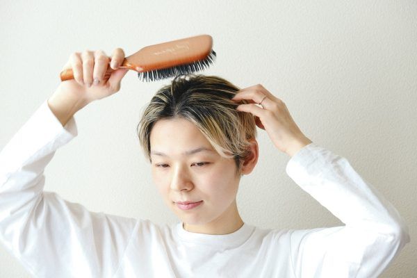 ブラッシングする女性