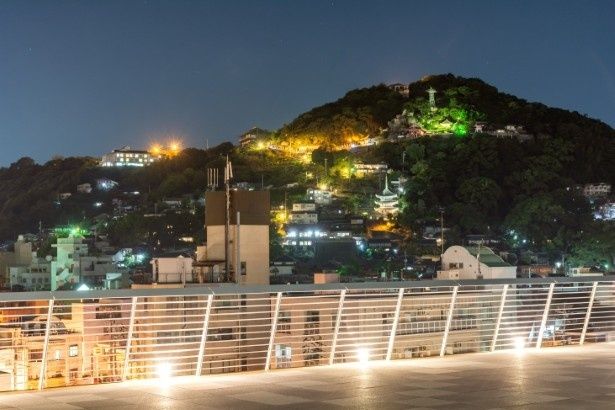 尾道市役所展望デッキから見る千光寺周辺の夜景 画像提供：尾道観光協会