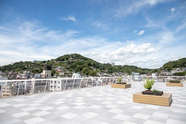 5階の展望デッキは屋上にあるため、開けた景観を望むことができる 画像提供：尾道観光協会