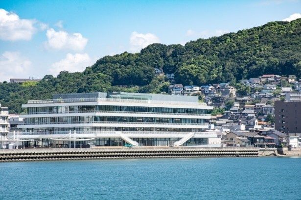 瀬戸内海に面した好立地に建つ尾道市役所 画像提供：尾道観光協会
