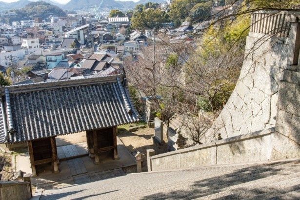 御袖天満宮の石段は、映画『転校生』で体が入れ替わる階段落ちのシーンが撮影されたロケ地だ 画像提供：尾道観光協会