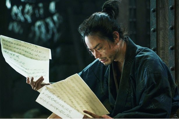 幽閉された敵方の軍師、黒田官兵衛(菅田) [c]米澤穂信/KADOKAWA [c]2026映画「黒牢城」製作委員会