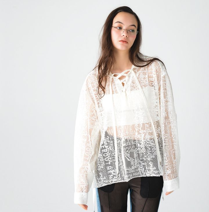 今季のテーマ“MEMORIES”にちなんで、デザイナーの少年時代の記憶を文字に起こし、グラフィックとして表現したブラウス。