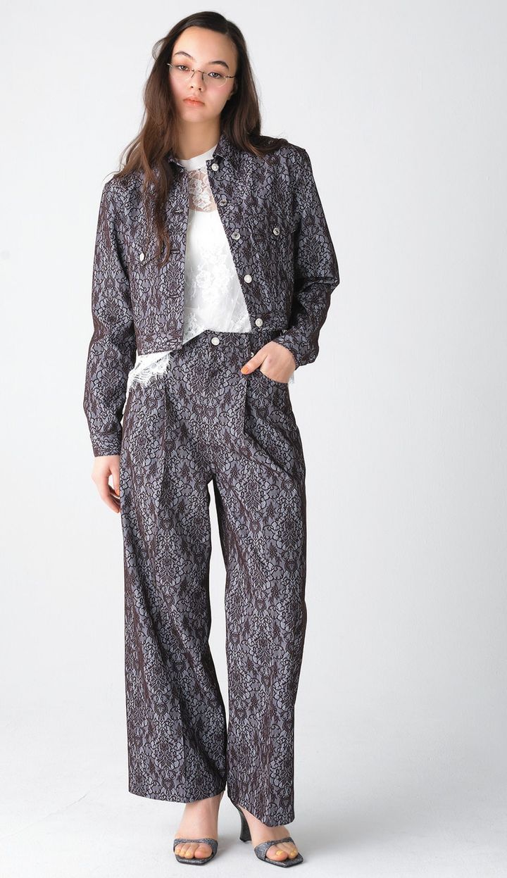 デニム生地にレースをボンディングしたセットアップ。