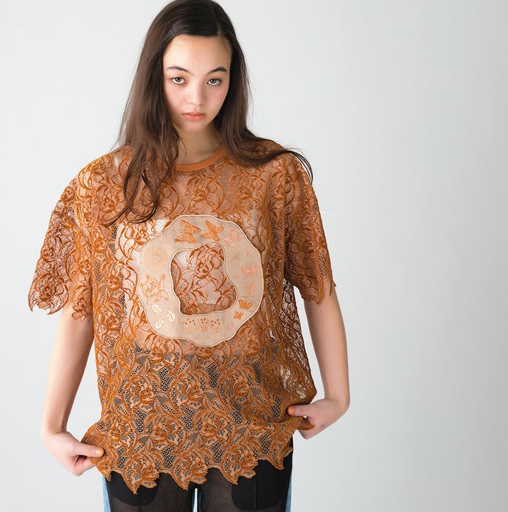 魔法使いの猫、蝶々、惑星など、オリジナリティ溢れる刺繍を施したTシャツ。