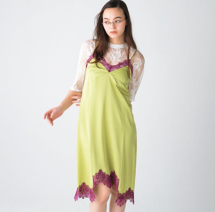 センシュアルなサテンのキャミドレス。