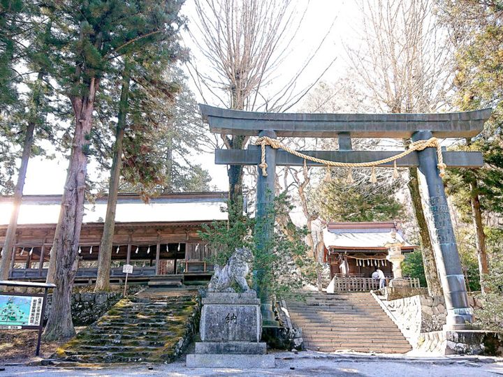 諏訪湖を一望する絶景のアニメの聖地