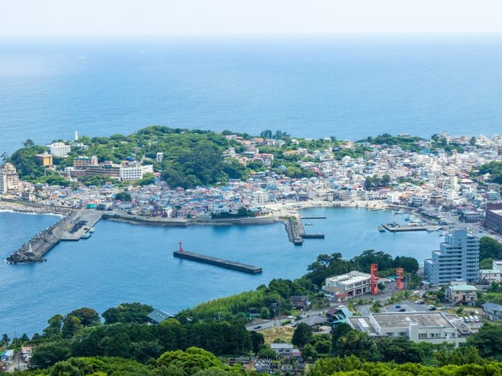 静岡県東伊豆町の稲取温泉は、1956年に湧出した比較的新しい温泉地です。伊豆七島を望む絶景露天風呂や、日本一の味と称される金目鯛など、新鮮な海の幸が自慢です。「雛のつるし飾り」をはじめとする伝統行事やレジャー、おいしいグルメが充実しています。