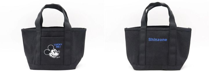 シンゾーン×ミッキーのオールブラックトートのミッキー刺繍面（左）とShinzoneロゴ面（右）の両面を並べた比較写真