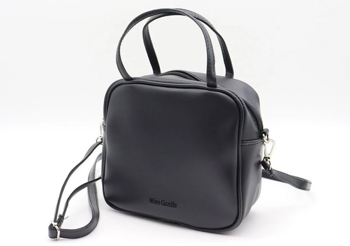 ウィム ガゼットのブラックシンセティックレザーハンドバッグにショルダーストラップが付いた2WAY仕様の正面斜め写真