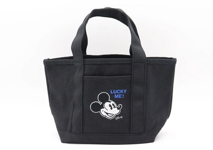 オールブラックのトートバッグにミッキーマウスのシルエット刺繍とLUCKY ME!のブルーロゴが施された正面写真