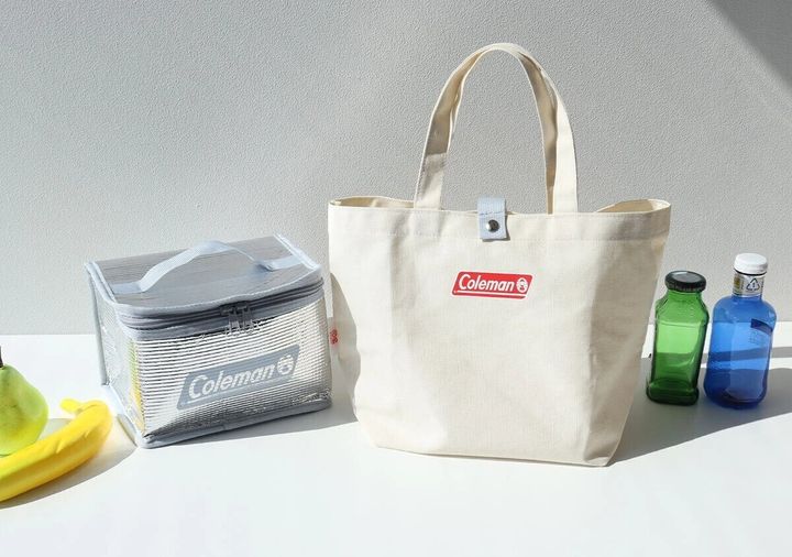 コールマンのナチュラルカラートートバッグとシルバーアルミバッグの2点セットをドリンクボトルと並べた写真