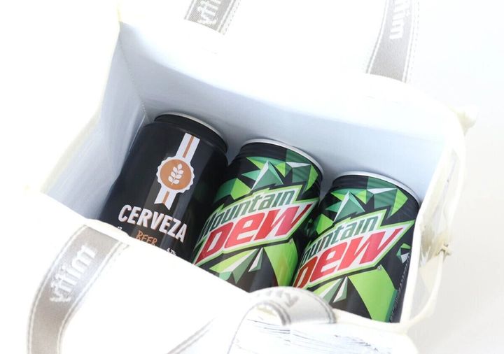 ミッフィーの保冷バッグ内部に350ml缶3本が余裕を持って入っている俯瞰写真