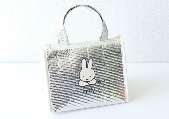 シルバーカラーの保冷バッグ正面にミッフィーのイラストとロゴがプリントされた正面写真