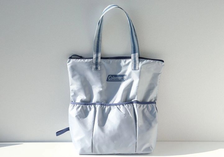 コールマンのライトブルーの撥水加工大容量トートバッグ正面に3つの外ポケットが備わっている正面写真