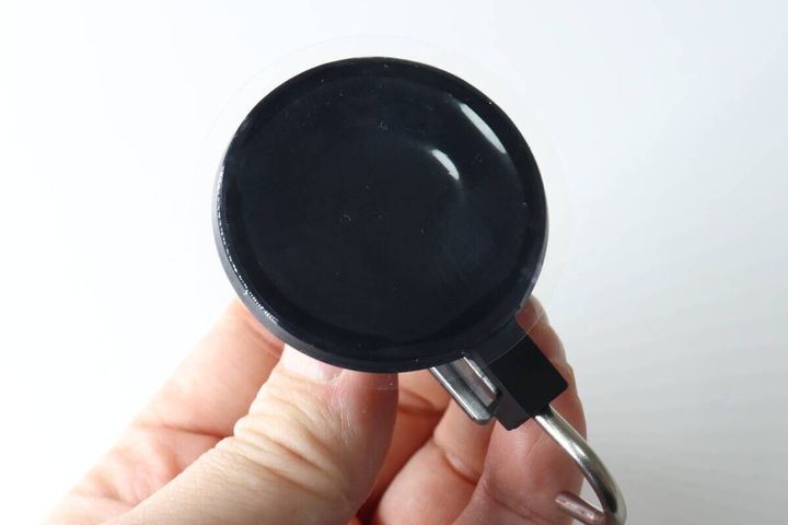 ダイソーのキッチンツールフックの粘着ジェル状の吸盤