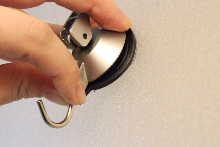 ダイソーのキッチンツールフック ジェル吸盤は強力に固定される