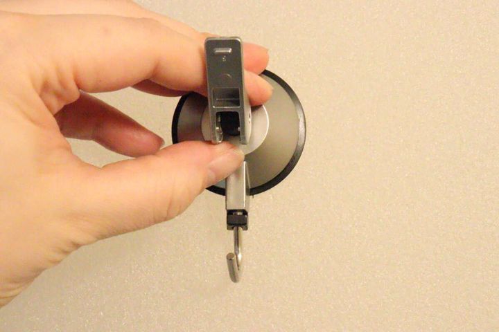 ダイソーのキッチンツールフック ジェル吸盤はレバーを押し下げて設置する