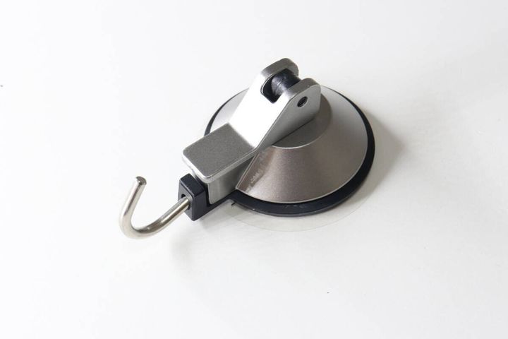 ダイソーのキッチンツールフック ジェル吸盤はシルバー塗装で高級感がある