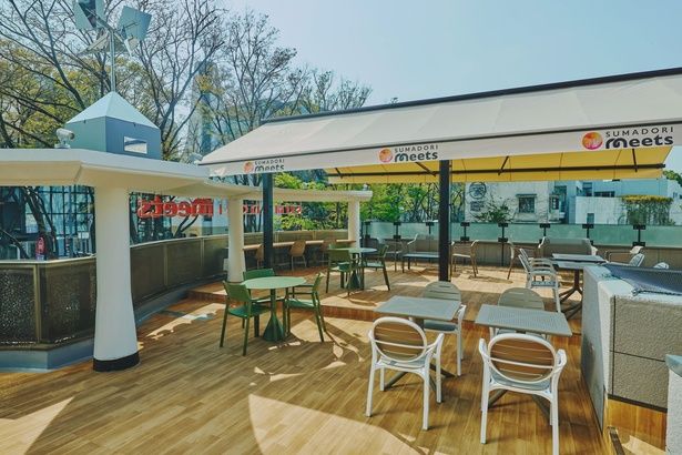 「SUMADORI Meets」には開放的なテラス席も