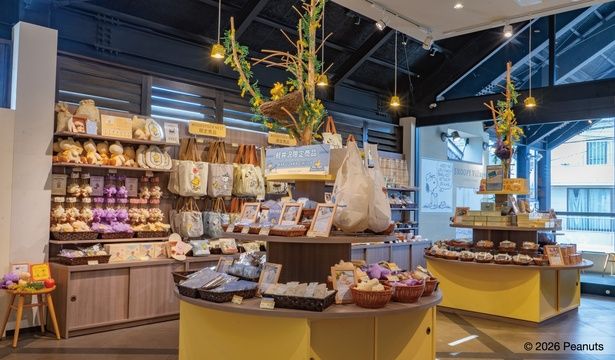 軽井沢限定商品やぬいぐるみがずらりと並ぶ、リニューアル後の2階フロア