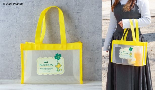 4周年記念ノベルティのメッシュトートバッグ。四つ葉のクローバーを持つウッドストックがポイント