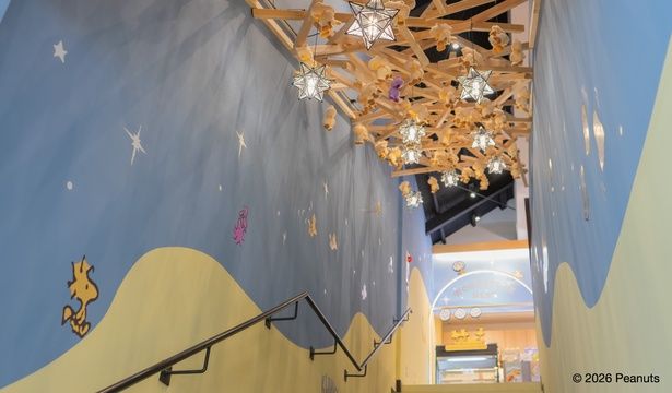 軽井沢の星空をイメージした階段。天井のネスト(巣)のオブジェにも注目