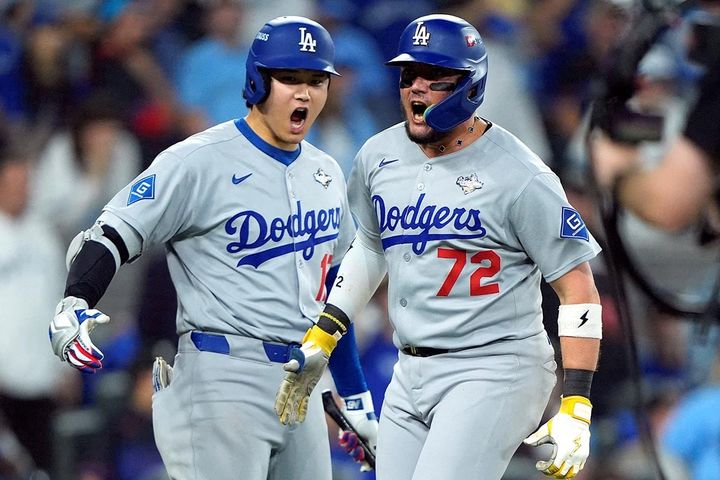 ドジャースの大谷翔平（左）とミゲル・ロハス（C）ロイター