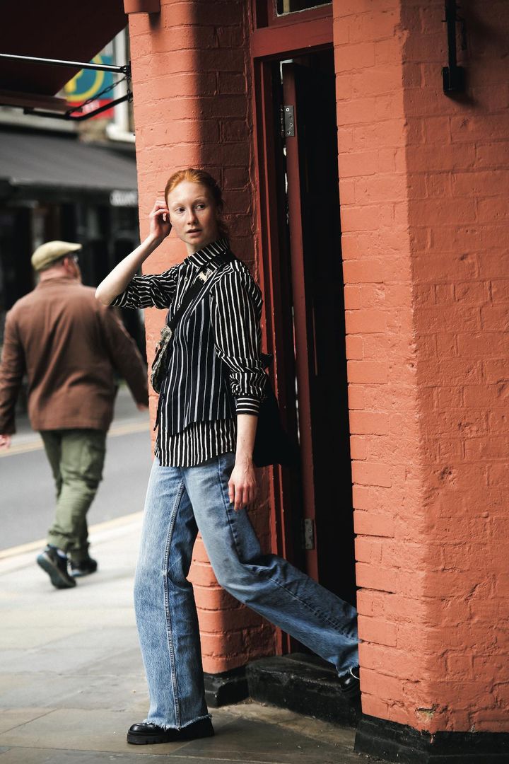 シャツコーデが楽しい春。ストライプのレイヤーがナチュラルに馴染んたコーデ