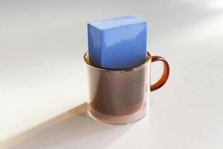 ダイソーのコップの湖を吸収する超吸収スポンジ