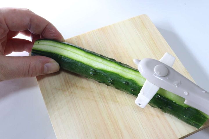 回転ピーラー 横向き使用例