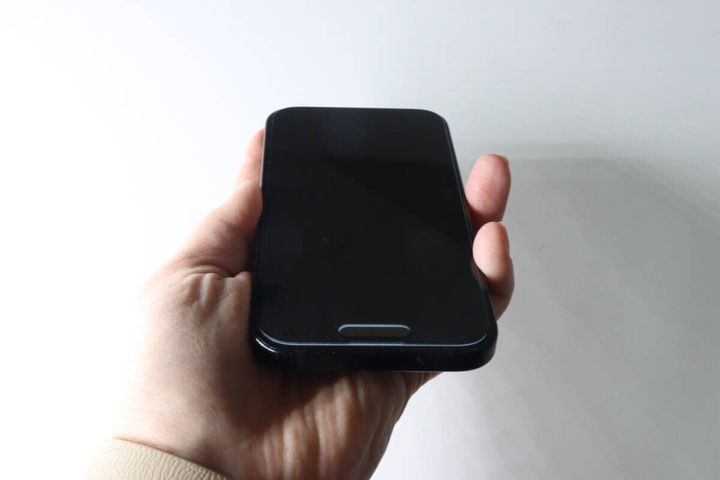 iPhone 16／15／15 Pro／14 Pro用 上下左右のぞき見防止ガラス保護フィルム 上下