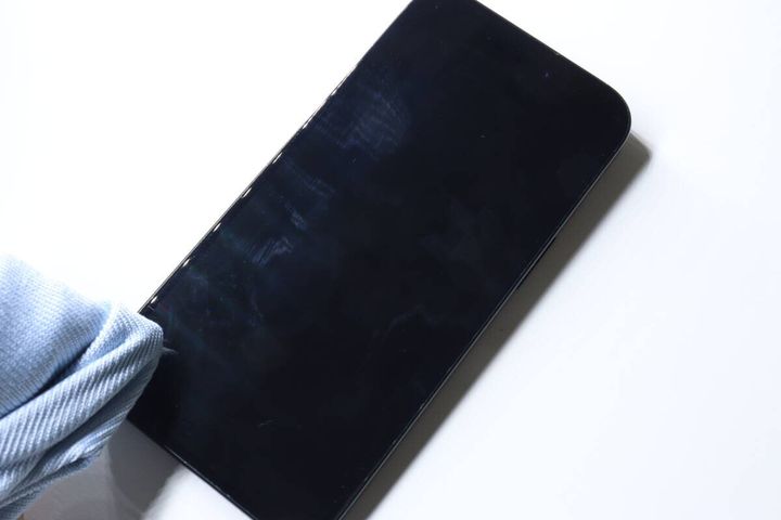 iPhone 16／15／15 Pro／14 Pro用 上下左右のぞき見防止ガラス保護フィルム 使用前準備