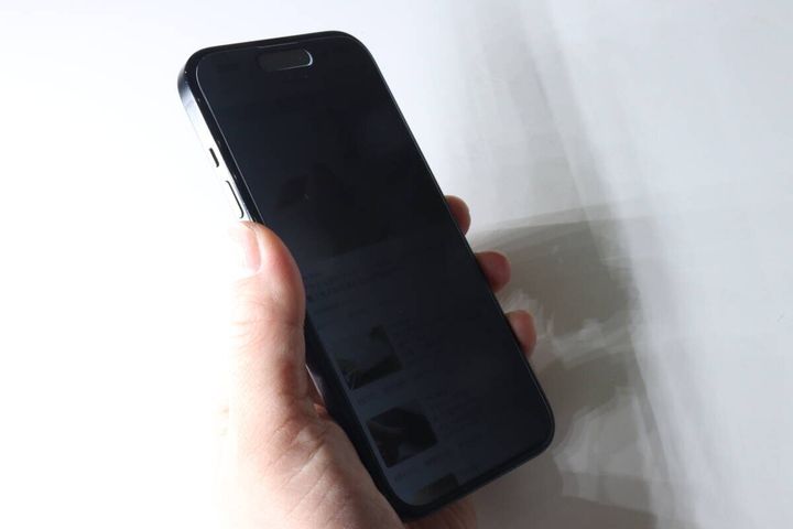 iPhone 16／15／15 Pro／14 Pro用 上下左右のぞき見防止ガラス保護フィルム 斜め