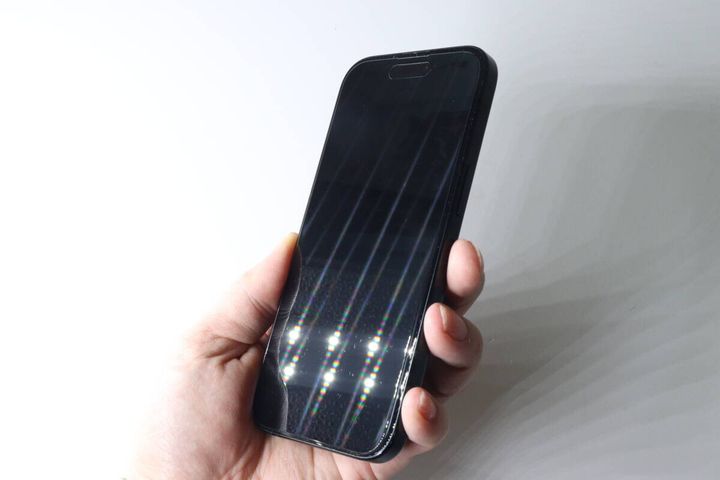 iPhone 16／15／15 Pro／14 Pro用 上下左右のぞき見防止ガラス保護フィルム 反射
