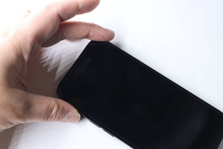 iPhone 16／15／15 Pro／14 Pro用 上下左右のぞき見防止ガラス保護フィルム 装着