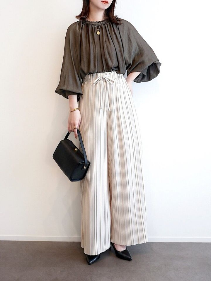 2026春大人女性おすすめギャザーブラウスコーデ