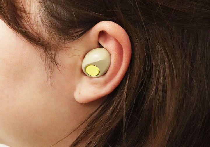 ダイソー 完全ワイヤレスイヤホン（ベージュ×ゴールドカラー） 使用例