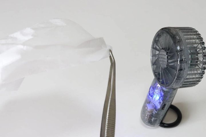 ダイソー クリア扇風機（ライト付き、ラメ） 風量