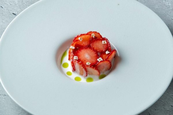 【東京都港区】話題のパフェが“コース”へと進化。J'apprendsが苺尽くしのデザートコースを限定提供