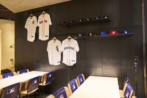 各球団のユニフォームが飾られたカフェの店内